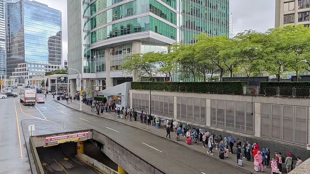 抢疯了！加拿大街头惊现超长人龙：数千人露营过夜、冒雨苦等（组图） - 9
