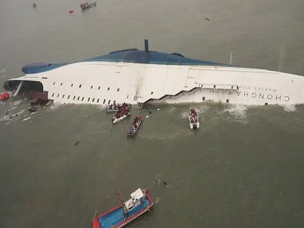 韩民众悼念世越号沉没12周年仍追问真相!总统海警船长幕后大佬皆阻挠救援,动机恐怖(组图) - 10