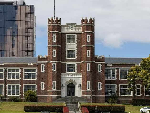1.55万家庭抢一个学区!澳洲顶尖公立学校周边房价飙至$490万,华人家长都看呆了 - 8