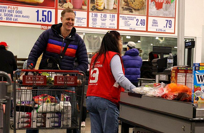 名校毕业年薪7万进Costco，白人父亲很骄傲，华人评论区却吵翻了（组图） - 1