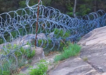 泰山景区周边装上135公里刀片刺绳镀锌隔离网？泰安文旅局工作人员：不了解此事，也管不了景区（组图）