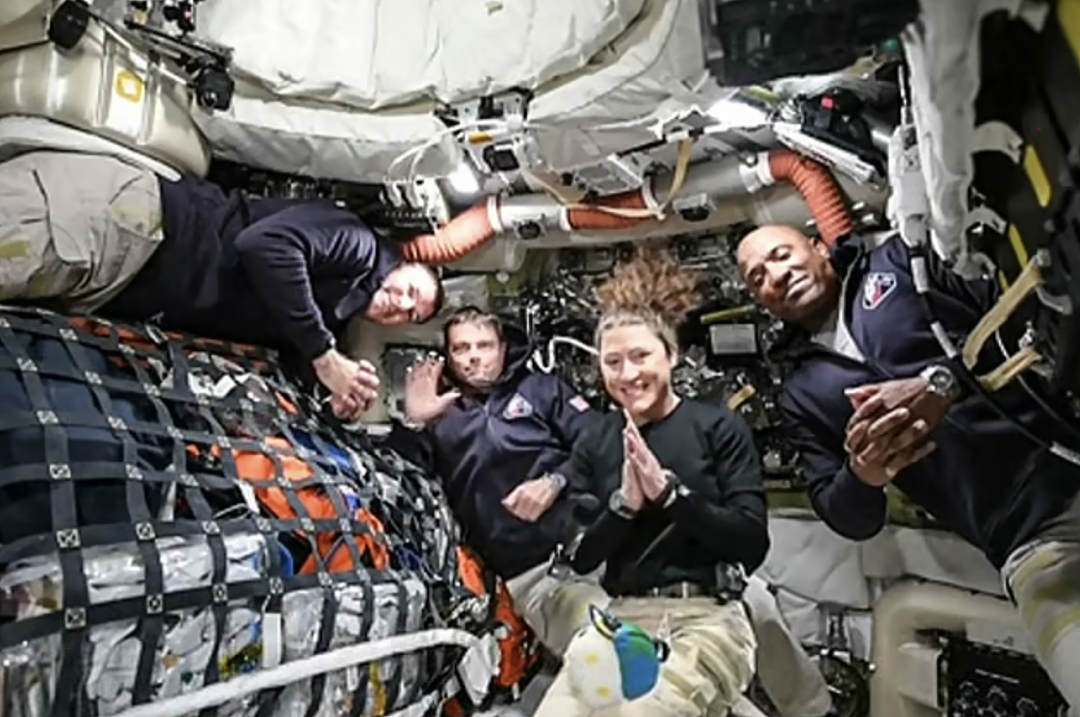 NASA四名宇航员飞掠月球，首次目睹月球神秘背面！人类探索宇宙星辰的脚步永不停歇（组图） - 6