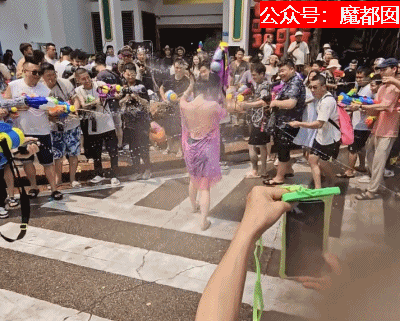 恶臭！泼水节拉车门喷到冒烟！喷女生私处+上衣喷开赤身半裸 - 59