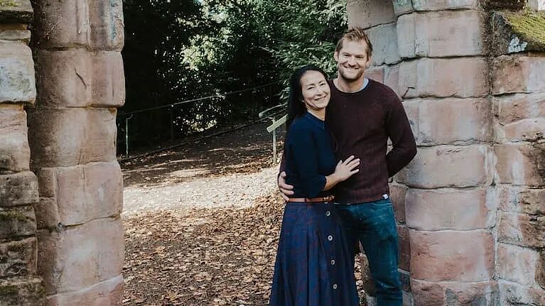 新西兰丈夫修剪树篱被电死！华人妻子跨国起诉：不只是为了赔偿（组图） - 1
