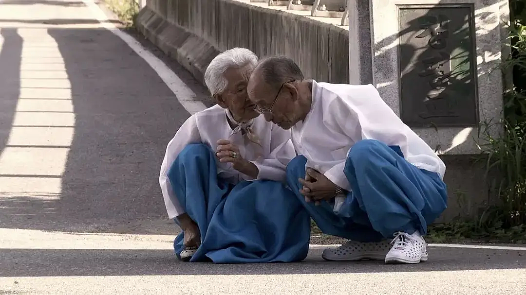 感动全网纪录片102岁女主去世!与夫相守76年,朴素爱情惹哭观众(组图) - 12