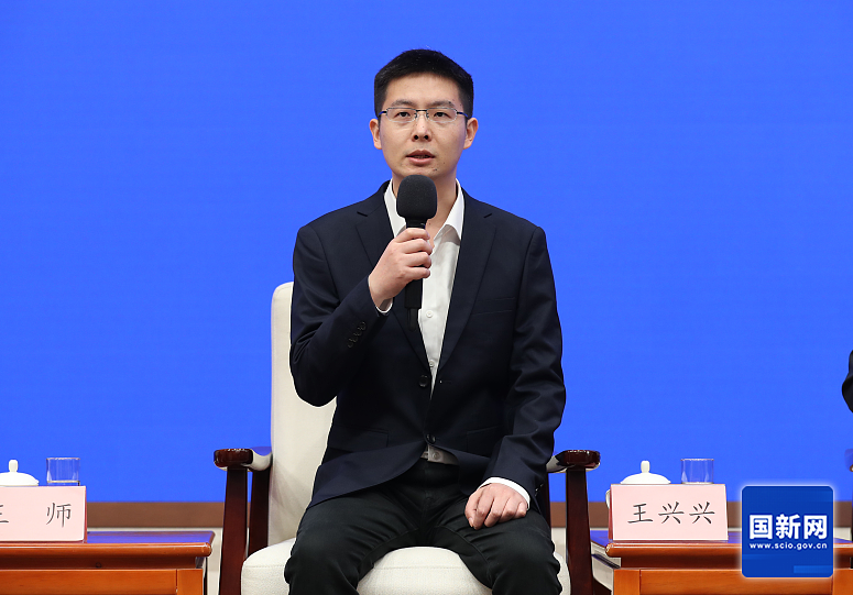 火到欧洲！宇树机器人“爱德华”在华沙街头赶野猪，还登台讲冷笑话（组图） - 3