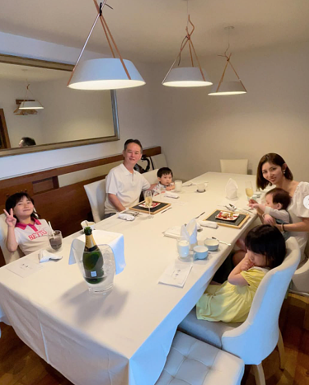 比丈夫小26岁的性感模特7年拼4胎,31岁却突然宣布下海陪酒(组图) - 14