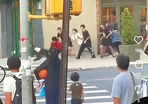 华人区街头爆发大乱斗！华裔少年仅路过便被警方关押近20小时，家长见到孩子戴手铐落泪（组图）
