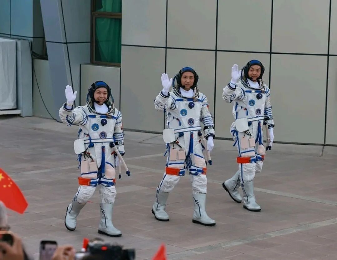三年级差点退学，44岁飞向太空：香港首位女航天员的“不设限人生”（组图） - 9