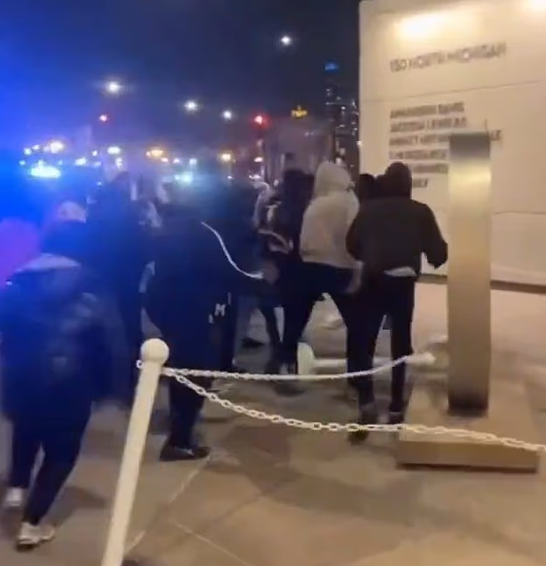 芝加哥暴乱！数百青少年围殴路人砸警车，宵禁令紧急生效（组图） - 1