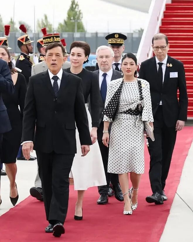 亲女儿去世才两周，泰王却急忙飞法国，下飞机头等大事竟是... 买私人飞机？！ - 17