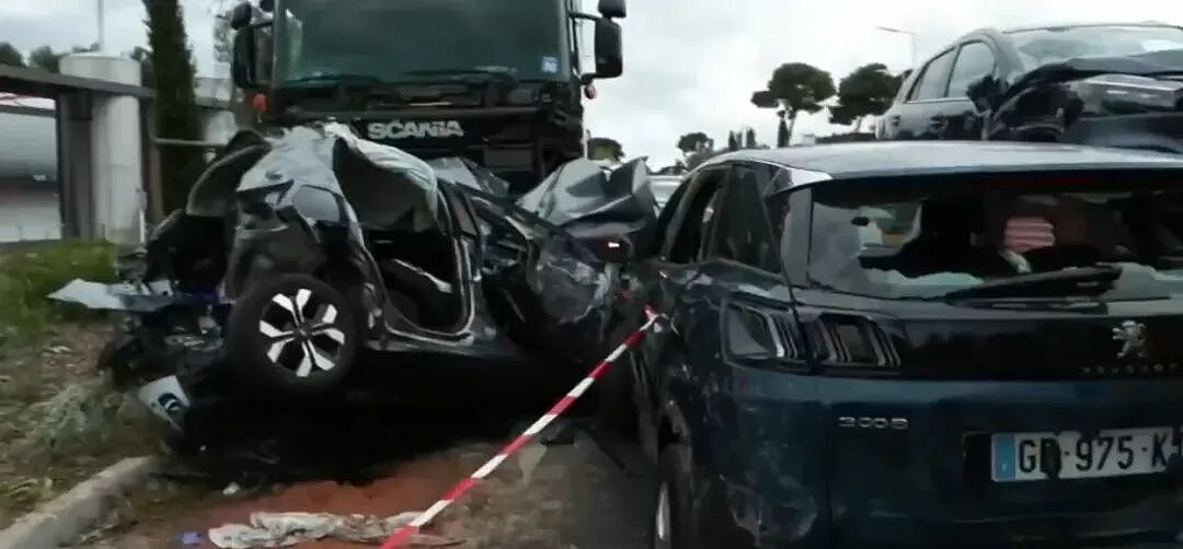 惊魂一刻！重型卡车失控连撞23车，车体严重扭曲变形，满地残骸（组图） - 4