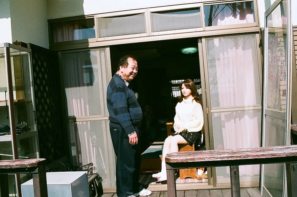 日本60岁大爷恋上硅胶娃娃!抛弃妻女后同居,带“她”四处约会游玩?(组图) - 28
