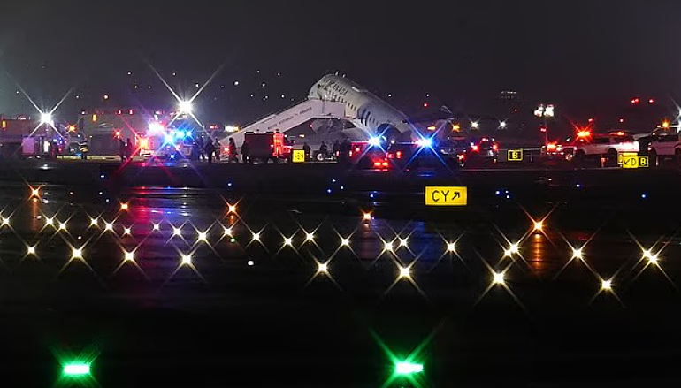 纽约突发空难：加航客机降落撞上消防车，正副机长当场身亡，视频和录音曝光（视频/组图） - 6