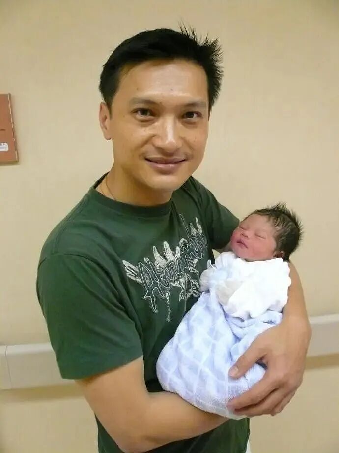 顶流男星为自闭症儿子退圈，如今18岁儿子公开露面，一家三口罕见同台（组图） - 4