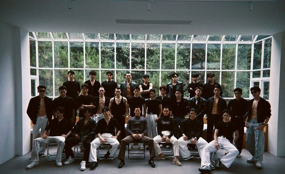 公狗剧场靠“擦边”狂赚1亿，是艺术创新还是消费男色？（组图） - 6