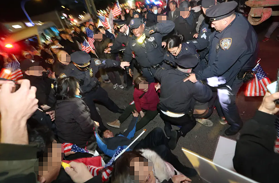86街游民所爆发冲突,数百华人抗议施工:肉身挡卡车,大批防暴警察出动清场(组图) - 6