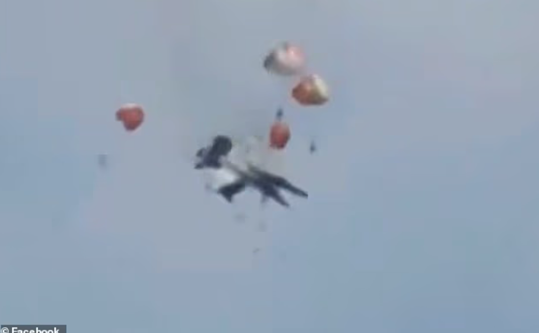 美军两架战机航展表演时空中相撞！现场浓烟滚滚，4名飞行员弹射逃生（组图） - 4