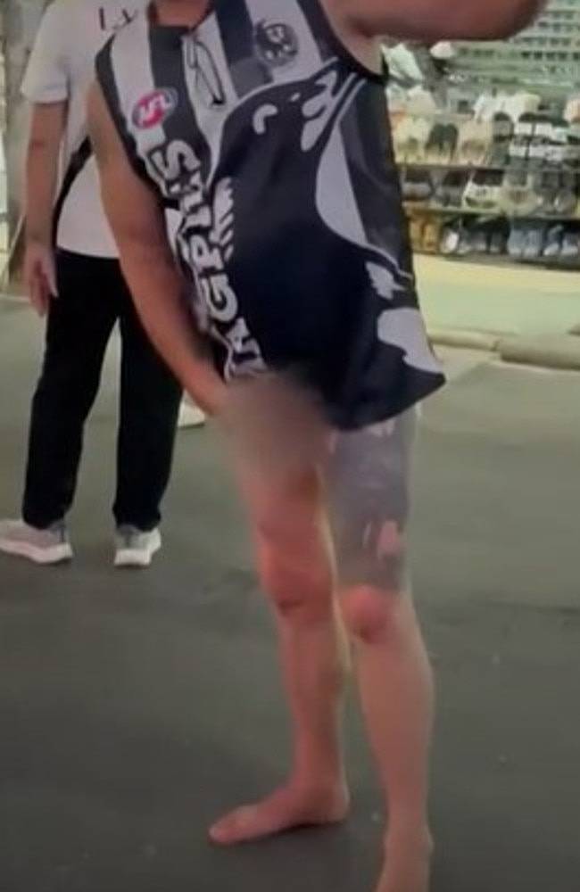 丢人！澳洲男子在知名景点当众做不雅动作，腿上还沾着大便！路人：生理不适 - 5