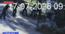 澳洲热心居民勇夺歹徒手中的刀，下一秒，他却被警方用枪击倒逮捕