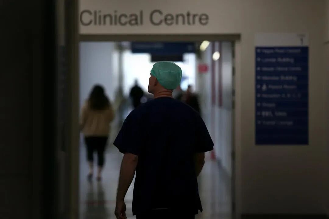 新西兰一男子看急诊，苦等9小时后，死在厕所里！卫生部长下令彻查… - 3