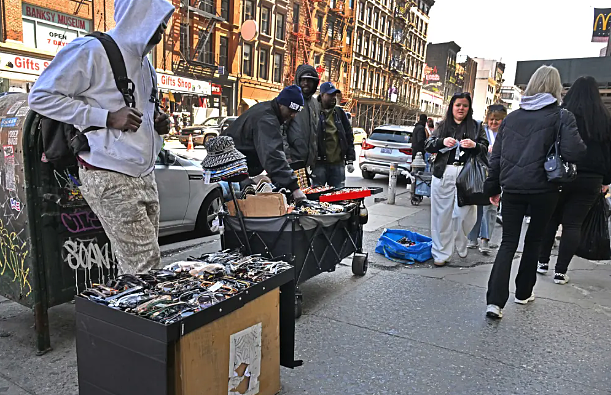 唐人街又成“假货大街”!非法黑市屡禁不止,警笛一响摊贩狂奔,留下一地狼藉(组图) - 2
