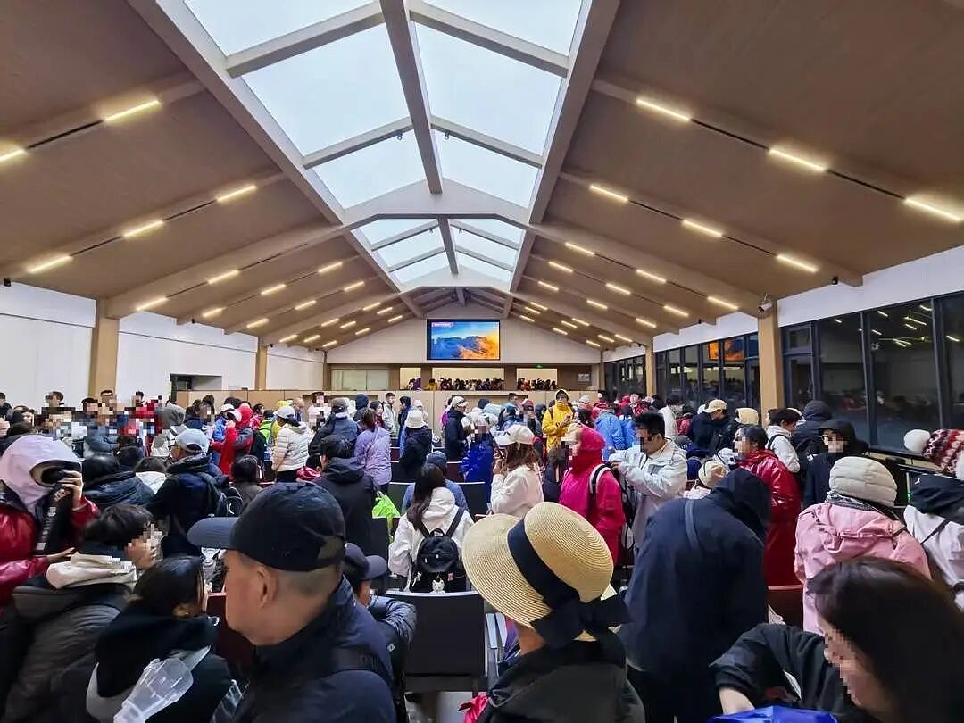游客被困玉龙雪山至深夜，低温高海拔“冻得双腿打哆嗦”（组图） - 1