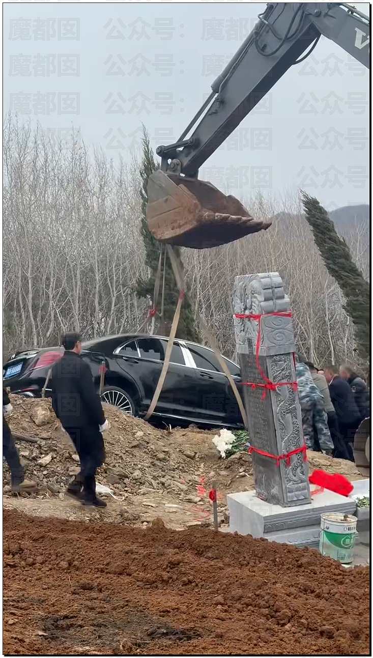 震撼!价值百万奔驰S450真车陪葬轰动全网!盖红布有何说法?(组图) - 29