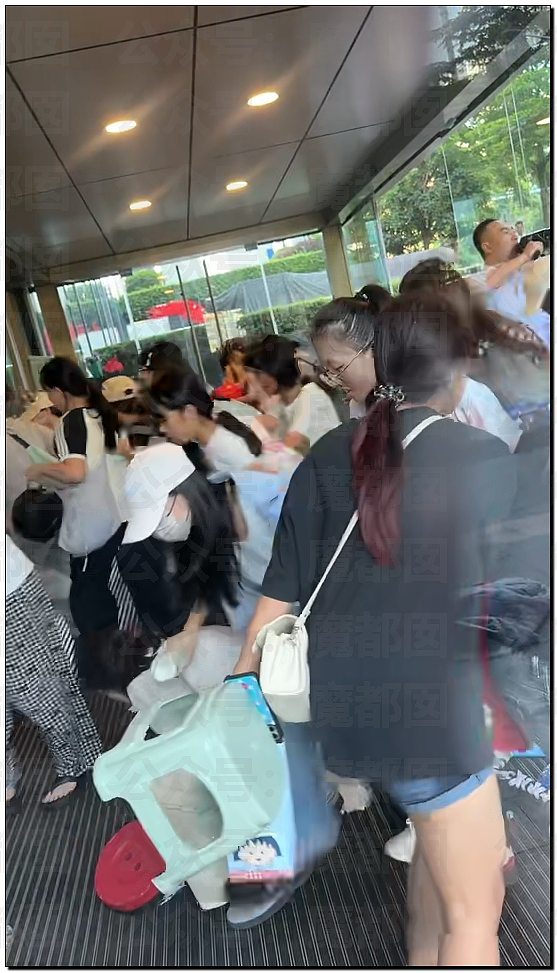 张凌赫粉丝活生生挤爆玻璃大门!多人流血受伤+摔倒在玻璃渣上(组图) - 58