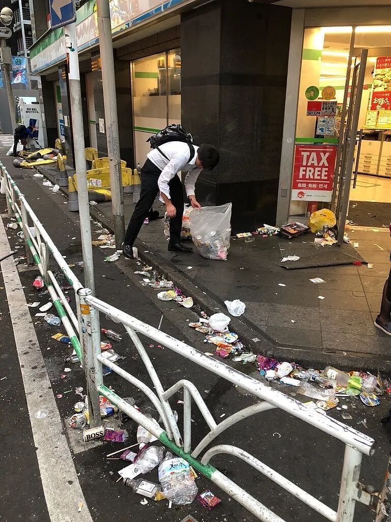 日本人世界杯赛后捡垃圾遭本国民众狂喷!“只会出国作秀装有素质!”(组图) - 25