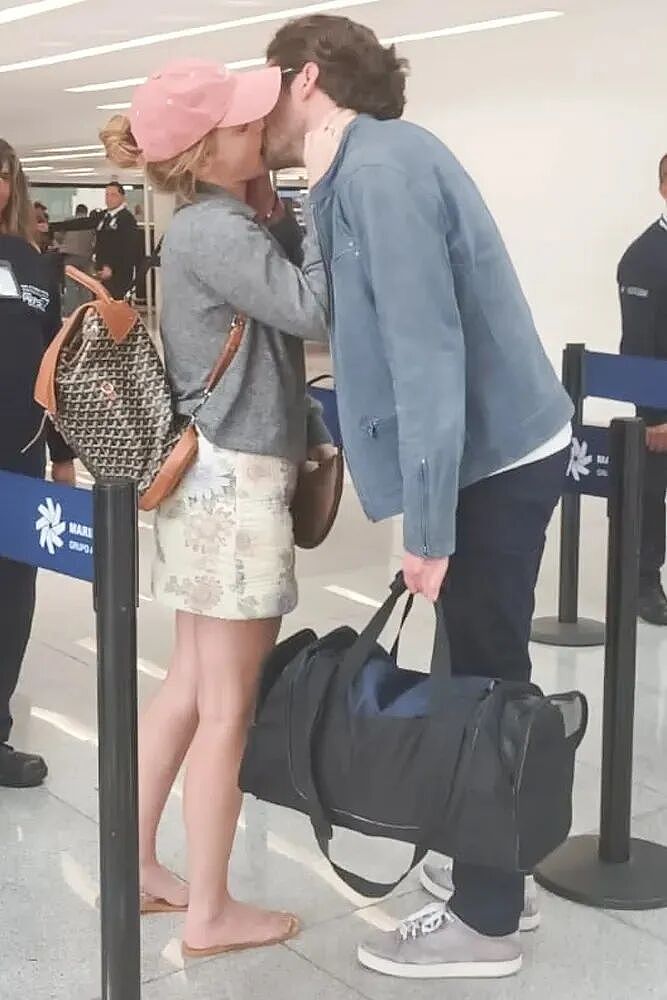 35岁“赫敏”当众热吻新男友,却被全网群嘲:又搭上千亿富豪了...(组图) - 5