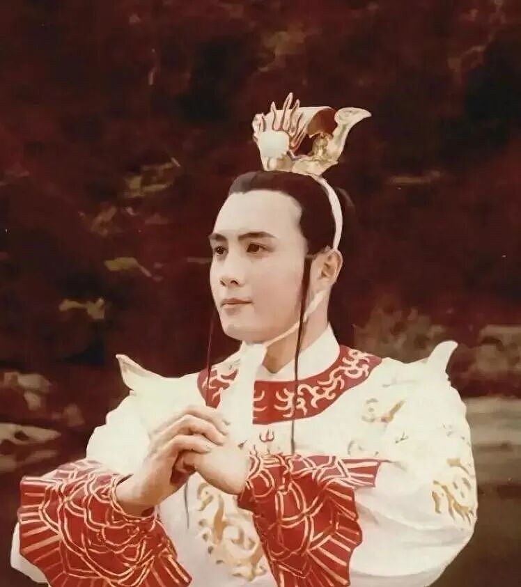 他被谢霆锋打成重伤，妻子6次流产后离婚，现在靠卖卤肉谋生（组图） - 1
