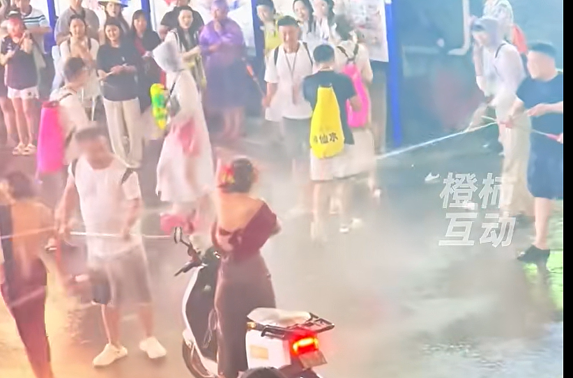 云南泼水节骚扰霸凌事件引争议!有人强开路过车泼水,还有的围攻落单女性(组图) - 16