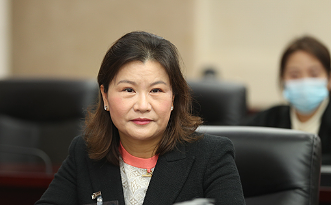 她凭什么?坐在马斯克和库克中间的湖南女人... - 2