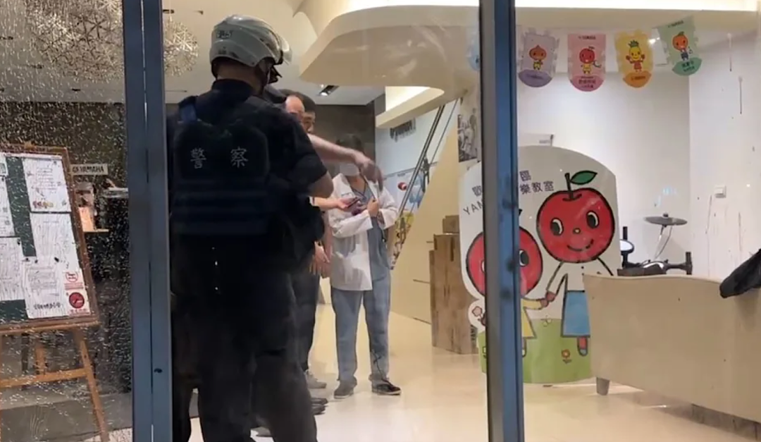 恐怖!台湾教授持刀闯入教室,狂砍亲戚50多刀!警员连开4枪将其制服(组图) - 1