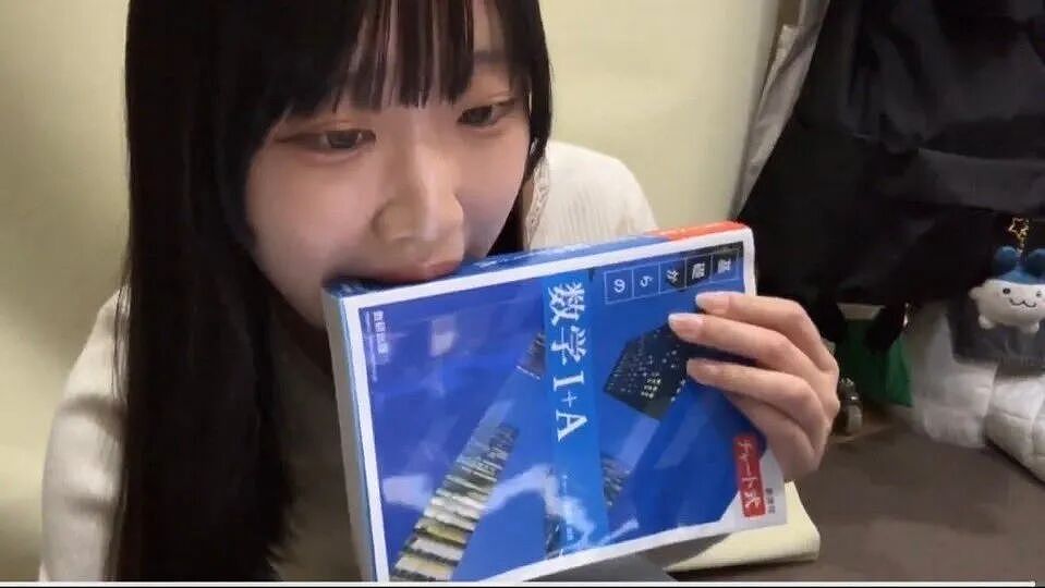 日本樱花妹咬了一口教科书,挂网上二手卖出几十倍价格!网友:商业奇才(组图) - 11