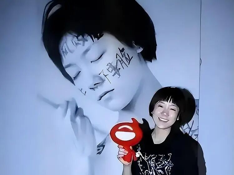 全网热议！19岁女孩裸身对峙50家媒体，一句质问，撕开世俗最虚伪的遮羞布（组图） - 7