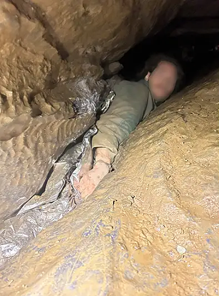 洞穴变“死亡夹具”！男子滑入熊夹岩缝动弹不得，被困6小时险窒息 - 2