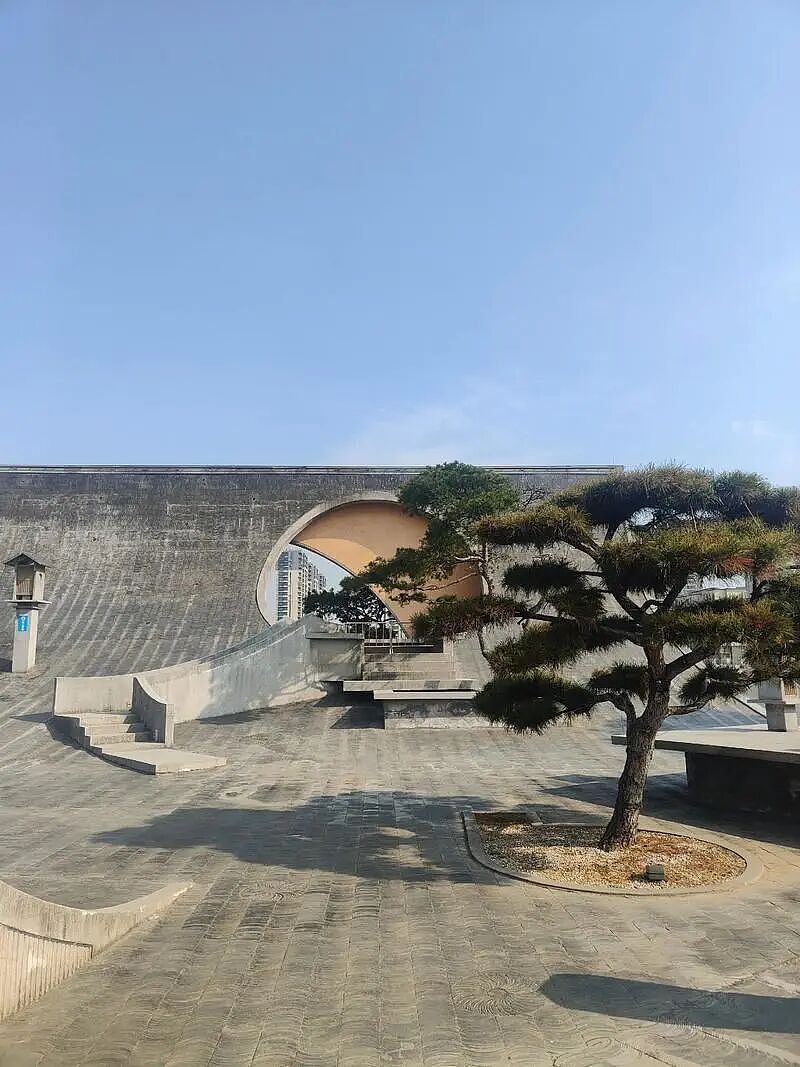 翻车了?中国美院教授设计的当代古典园林风“海月剧场”,被质疑是“滑板公园”!网友:绿化少了点 - 2