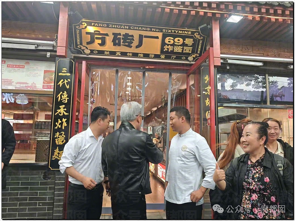 刷爆热搜!雷军街头吃热干面,遭小女生“嘲讽”!本人回应(组图) - 3