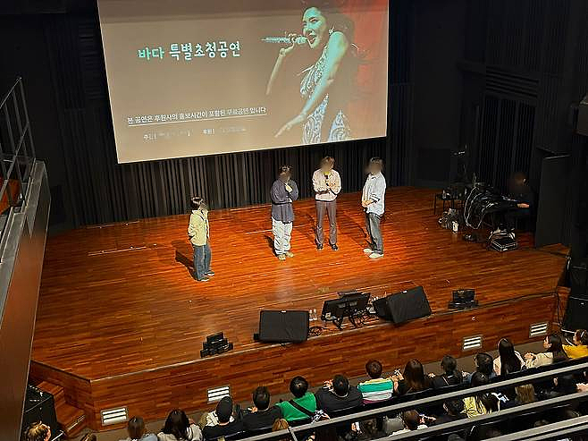 离谱!韩国免费演唱会变推销会,观众被锁剧场2小时,强制推销殡葬套餐(组图) - 2