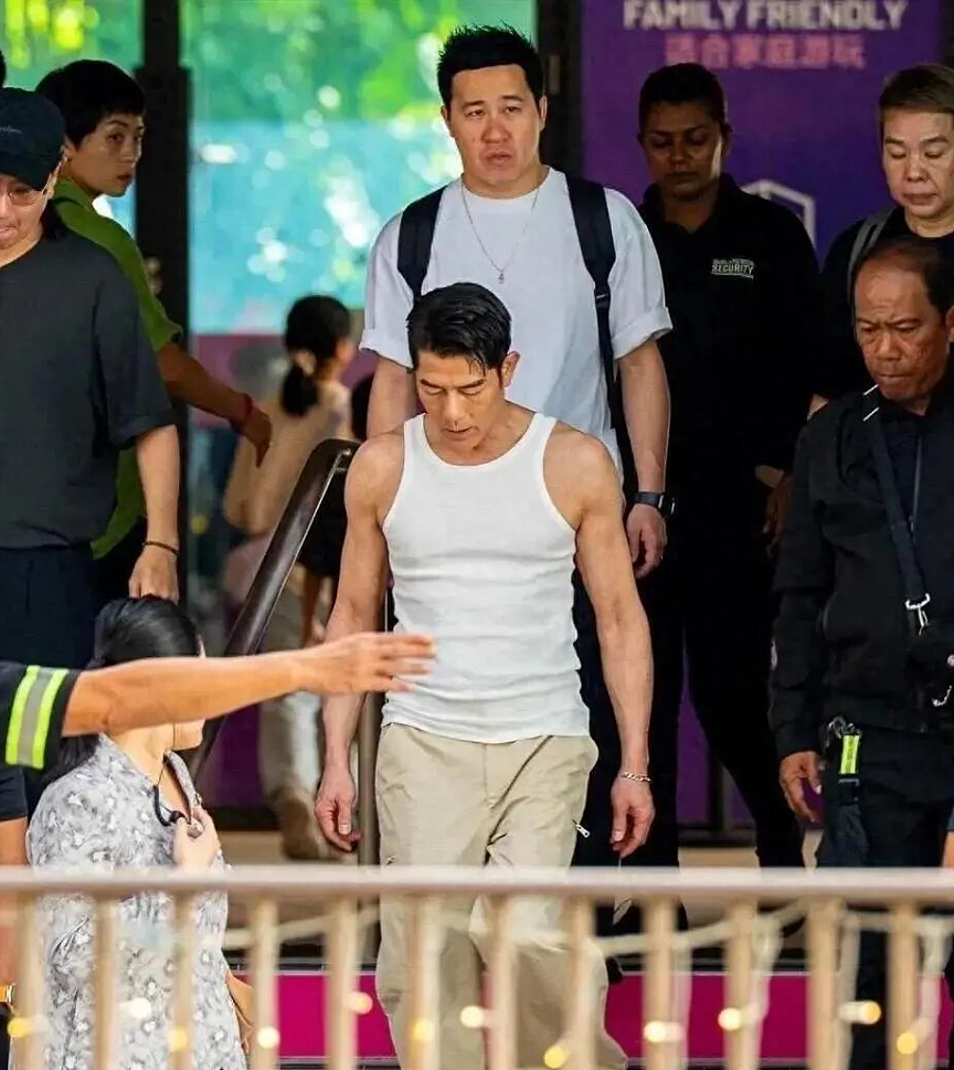 郭富城新加坡水族馆为女挑玩偶，61岁生图状态惊人 - 6