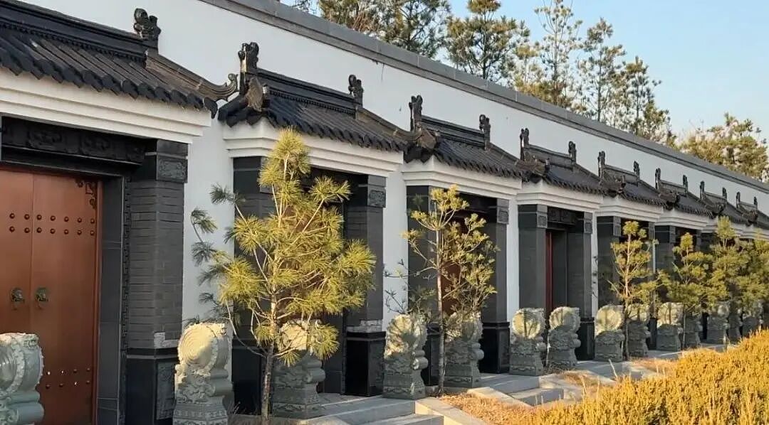 吉林惊现豪华“住宅式”墓地，独门独户地上地下两层，一座超30平方米卖200万元！当地回应（组图） - 2