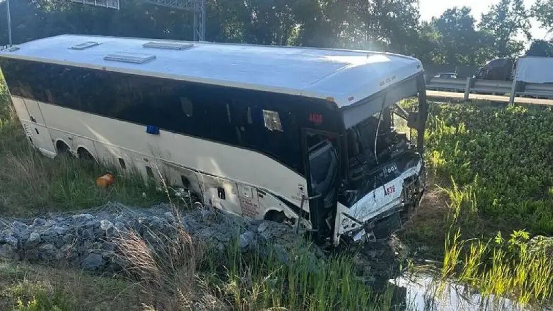 5死44伤！华人开大巴连撞6车，SUV烧成空壳，一家四口惨遭灭门（组图） - 1