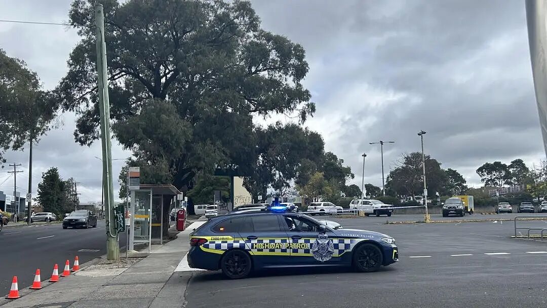 墨东区购物中心突发封锁！炸弹小组紧急出动，大批警员包围，居民：我还以为在拍戏... - 3