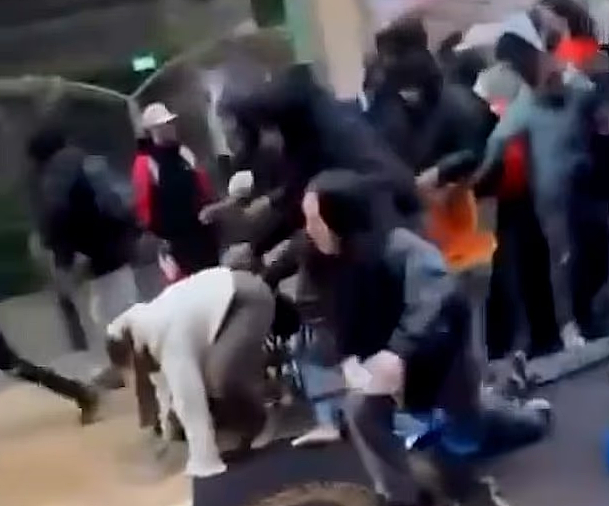全球疯抢!转手就能大赚,有人通宵排队5天,多地爆发斗殴踩踏,警方出动催泪瓦斯(组图) - 9