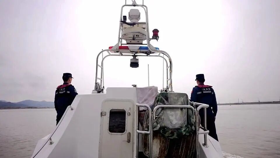 网红博主霸占无人海岛，建房、开路通电、捕鱼烹食、圈养家禽，吸引大批网友点赞、打赏，如今被海警查处（组图） - 1