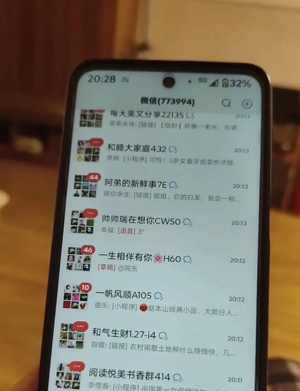 奶奶微信上有77万条未读消息！孙女崩溃“根本删不完”：群聊退一个，他们又拉一个（组图） - 1