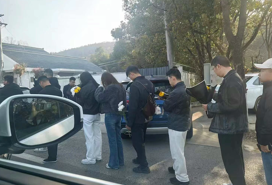 张雪峰追悼会现场万人送行吊唁，大批学子天不亮排长队！为何他会被这么多人纪念？ - 10