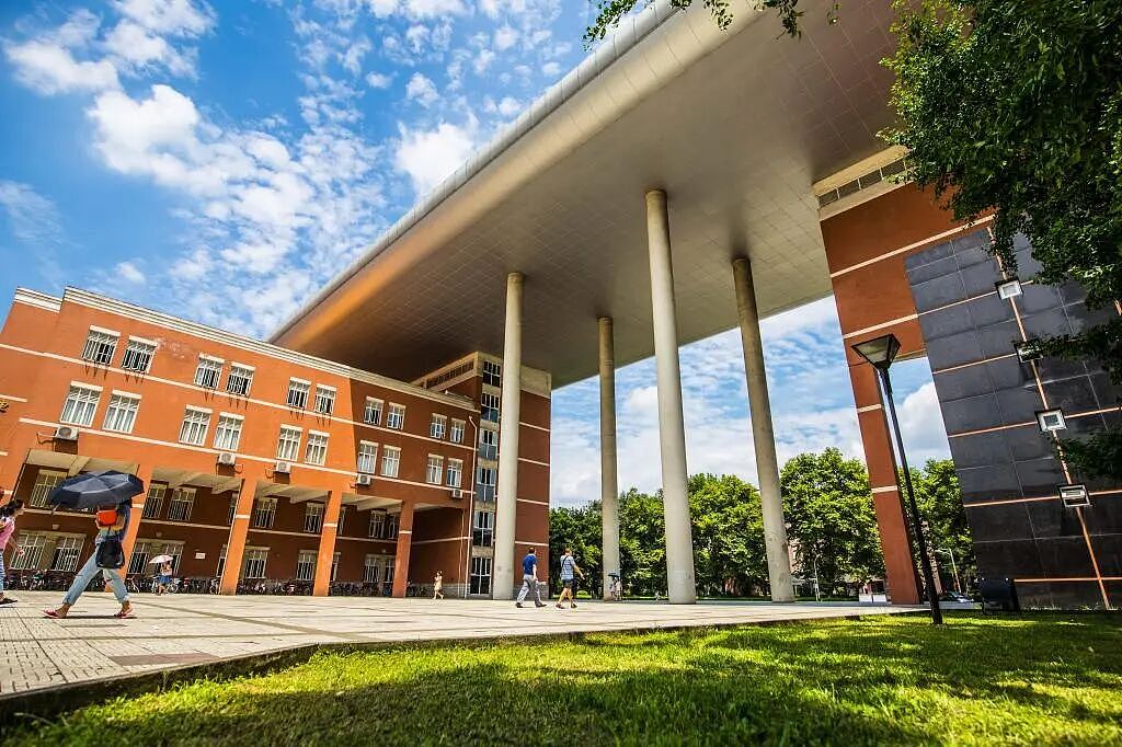 被张雪峰言中…AI暴击下，大学大批专业被砍掉、调整…时代真变了（组图） - 1